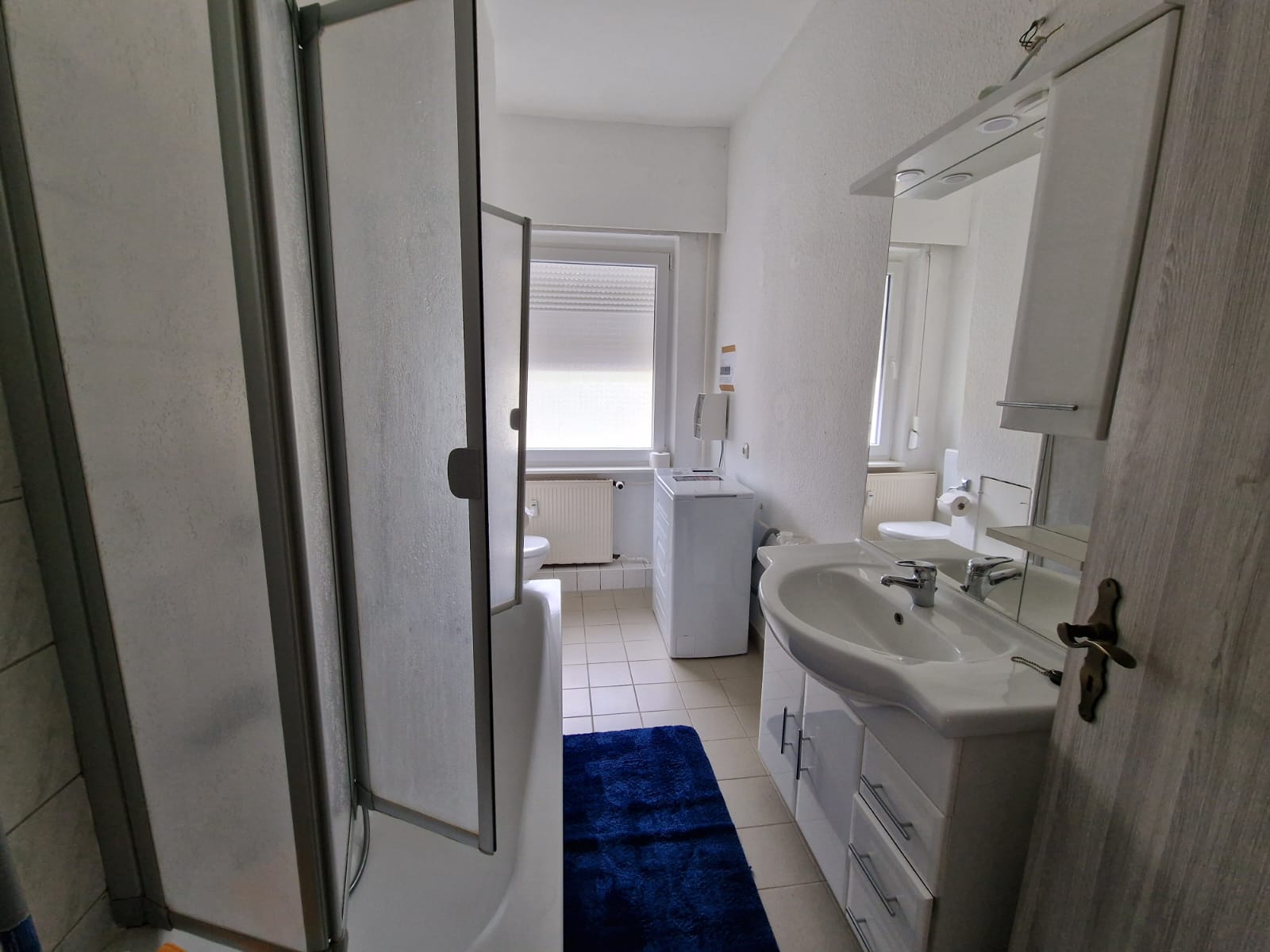 Duschbad mit Dusche, Waschbecken und WC