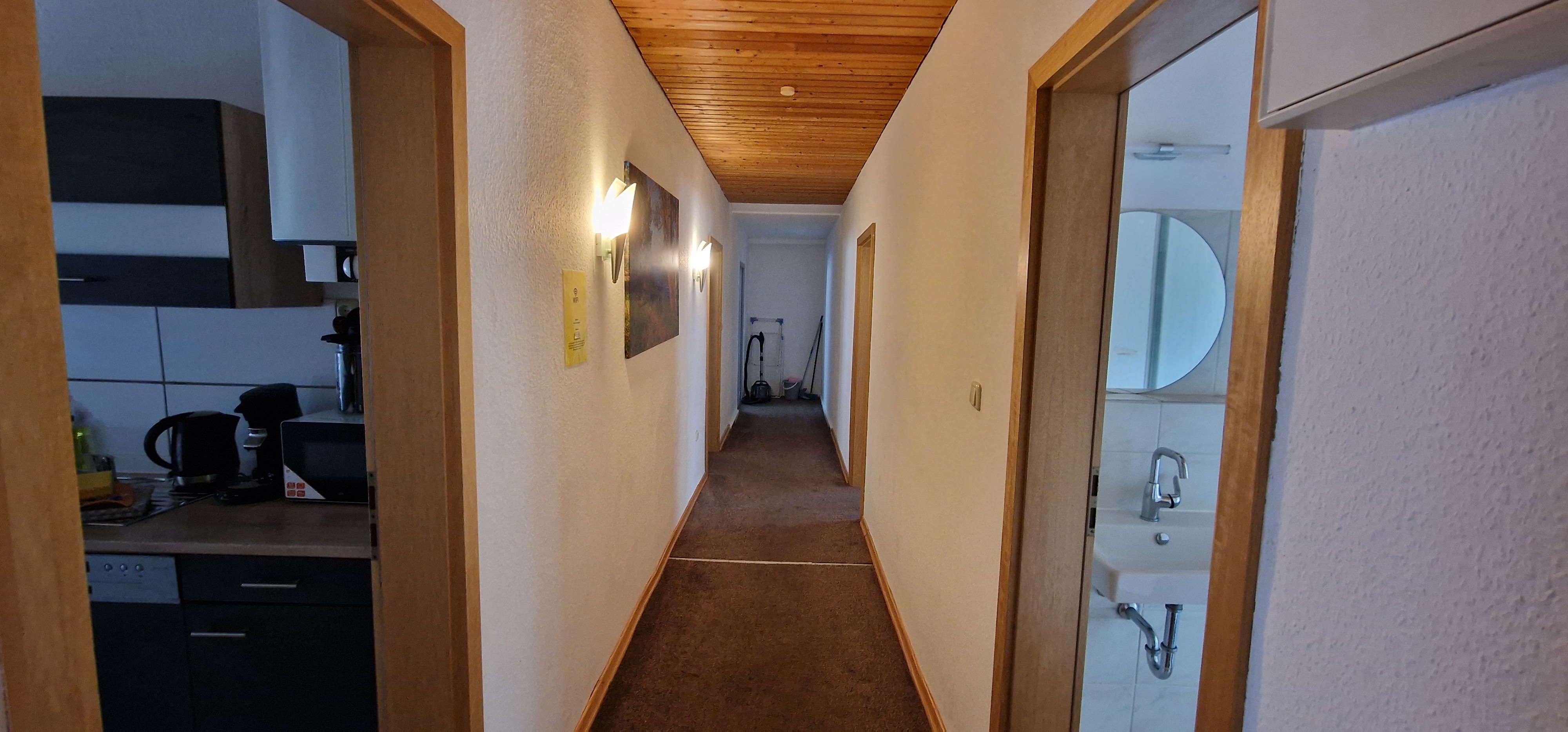 Duschbad mit Dusche, Waschbecken und WC