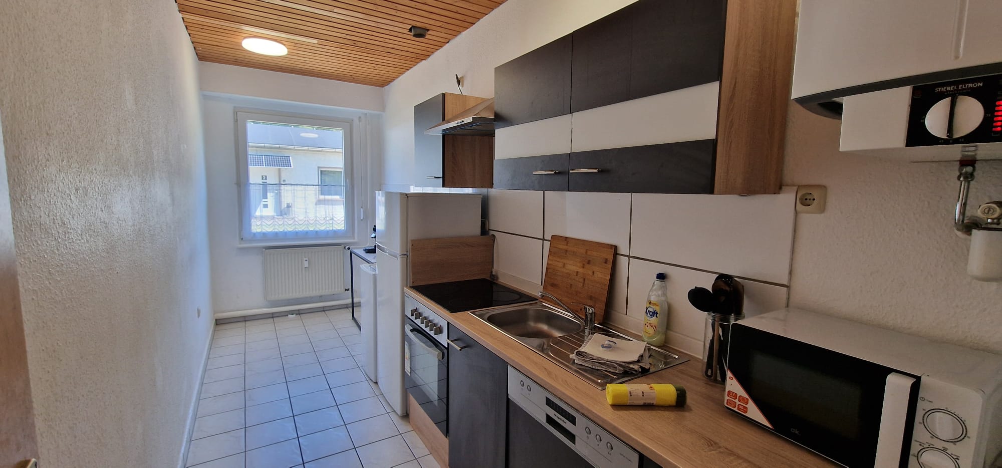 1. Schlafzimmer mit 3 Boxspringbetten, TV, Schreibtisch, Tisch und Stühlen