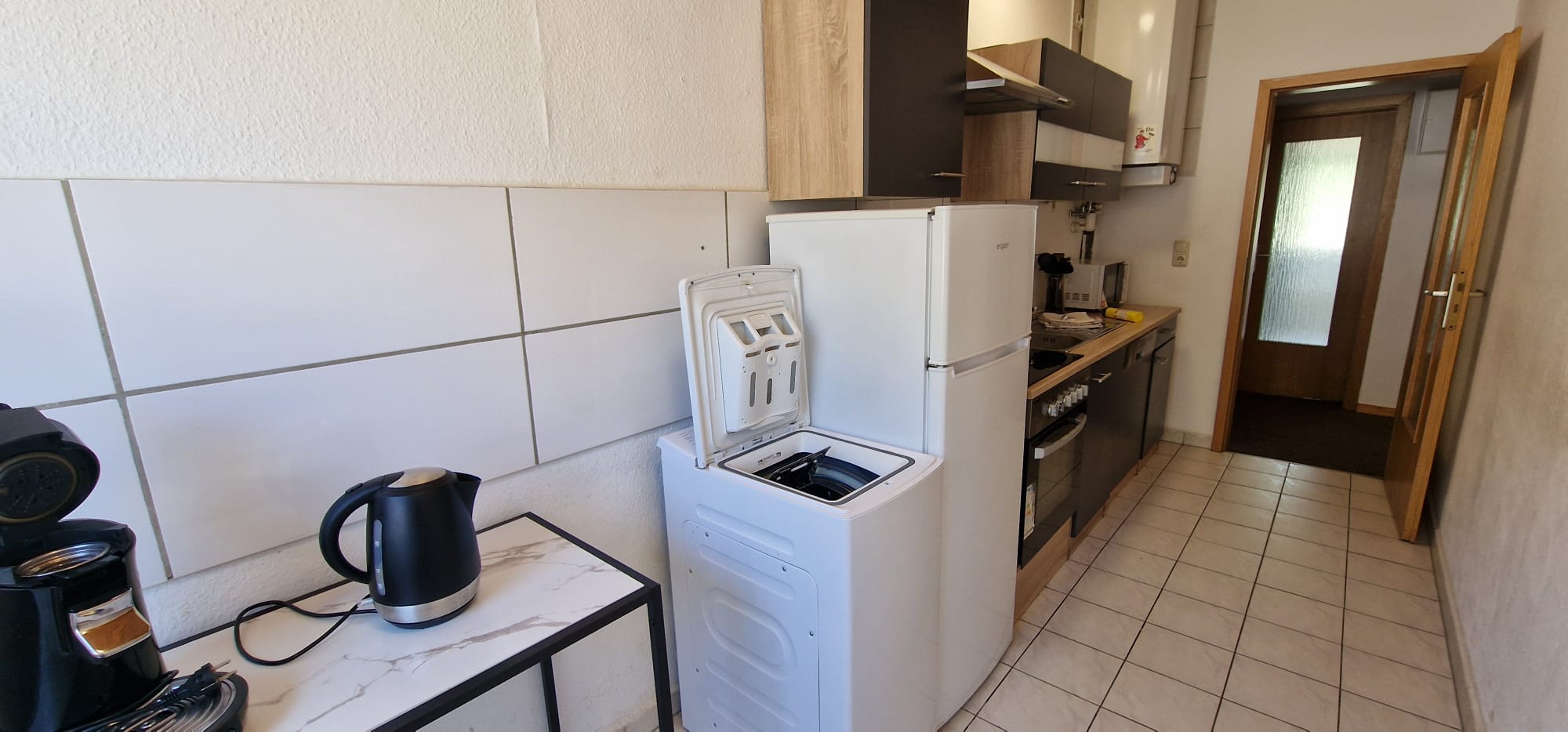 2. Schlafzimmer mit 3 Boxspringbetten, TV, Schreibtisch, Tisch und Stühlen, Hotelsafe