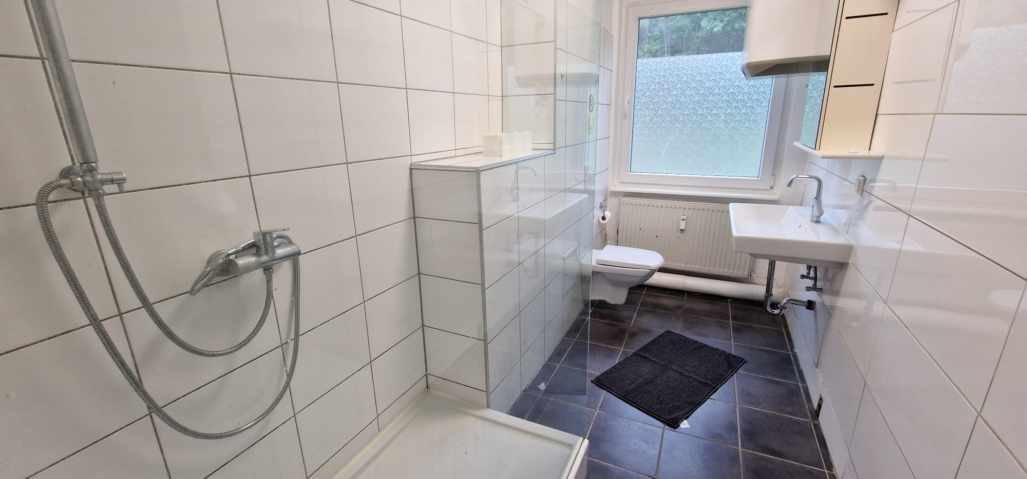 2. Schlafzimmer mit 3 Boxspringbetten, TV, Schreibtisch, Tisch und Stühlen, Hotelsafe