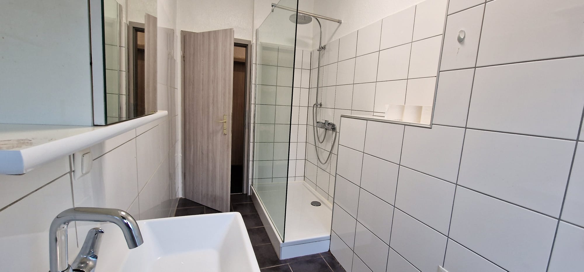 2. Schlafzimmer mit 3 Boxspringbetten, TV, Schreibtisch, Tisch und Stühlen, Hotelsafe