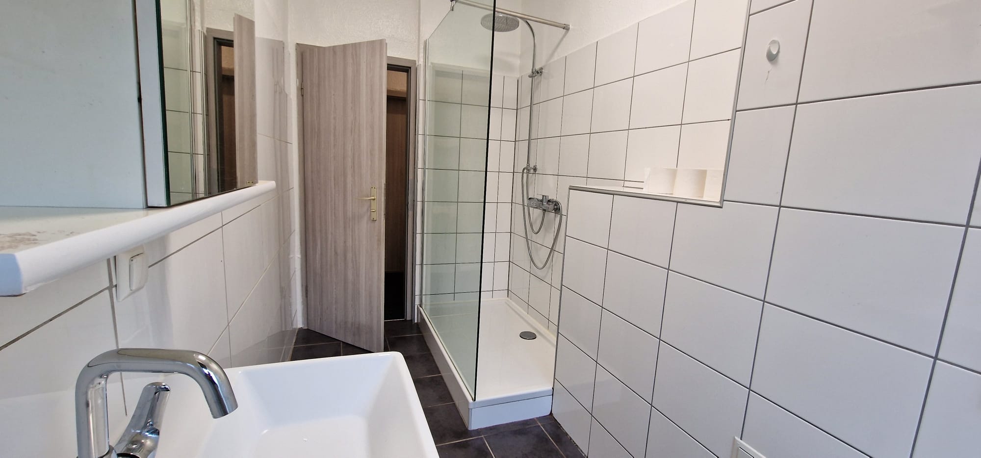 Duschbad mit Dusche, Waschbecken und WC