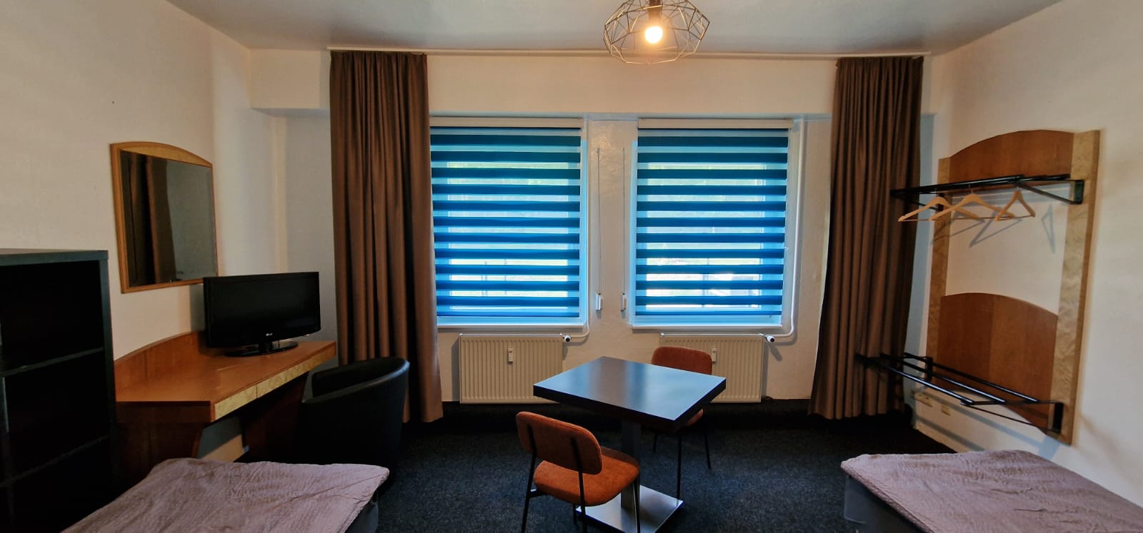 1. Schlafzimmer mit 3 Boxspringbetten, TV, Schreibtisch, Tisch und Stühlen
