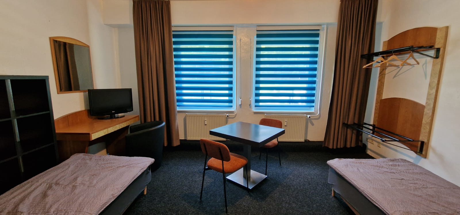 Duschbad mit Dusche, Waschbecken und WC