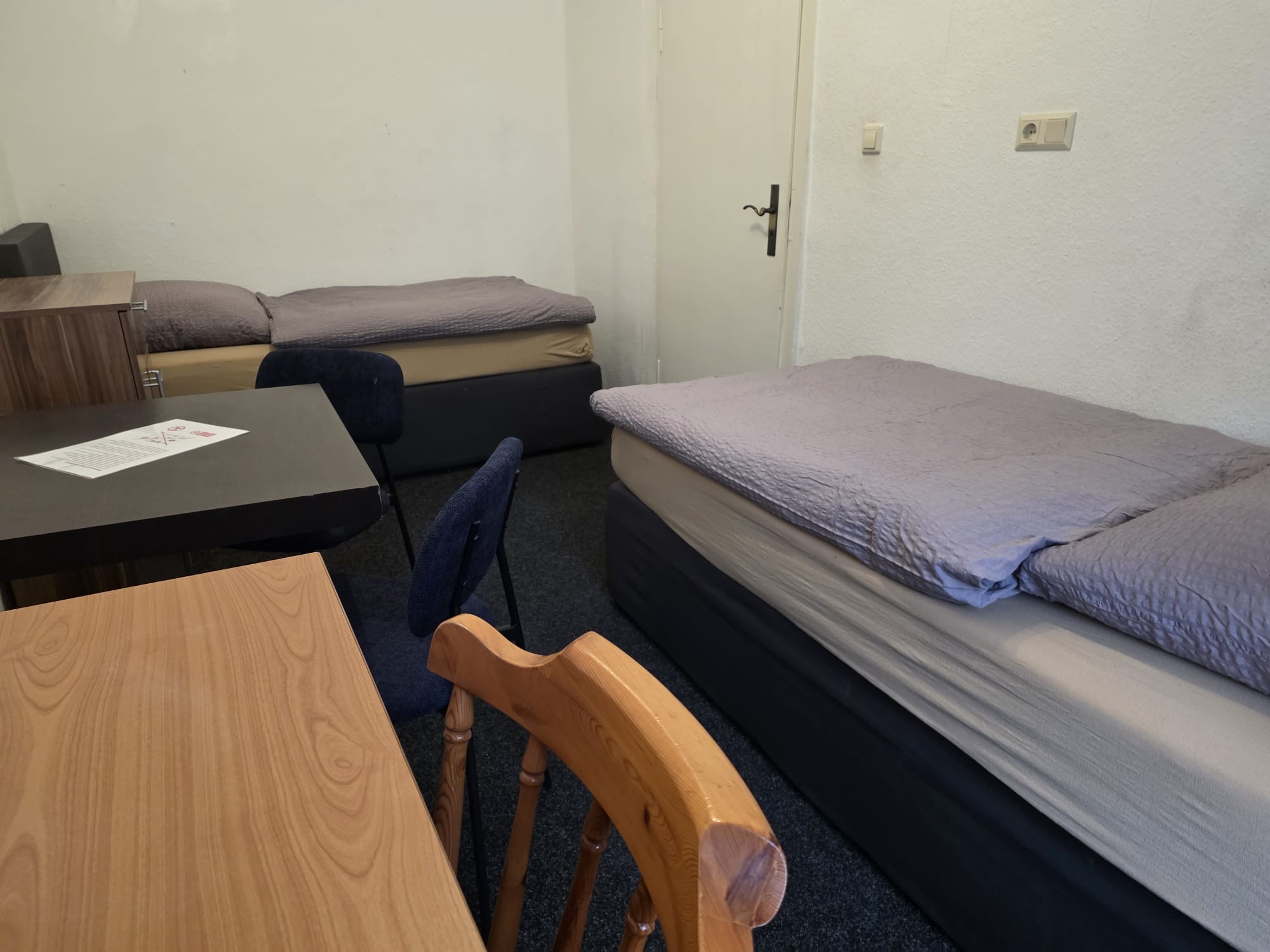 3. Schlafzimmer mit 2 Boxspringbetten, Schreibtisch, Tisch und Stühlen