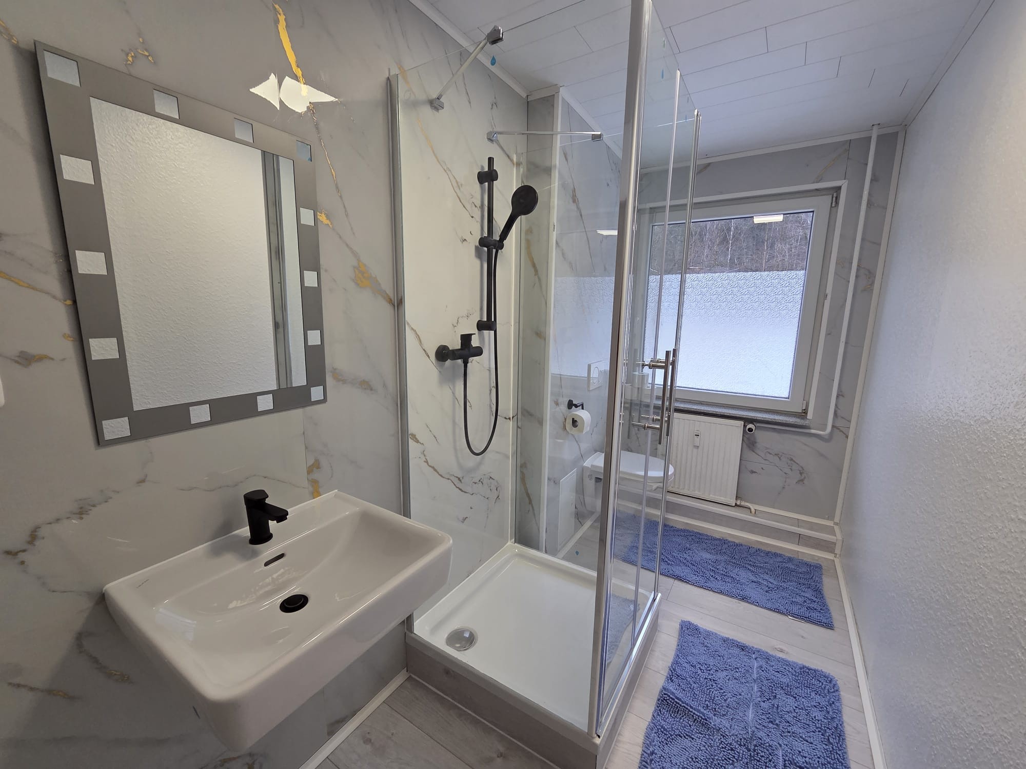 Duschbad mit Dusche, Waschbecken und WC